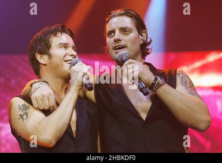 Stephen Gately und Keith Duffy von Boyzone treten in der 02 Arena, London, auf. Stockfoto