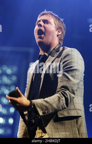 Ricky Wilson von Kaiser Chiefs spielt live auf der Bühne des Isle of Wight Festivals. Stockfoto