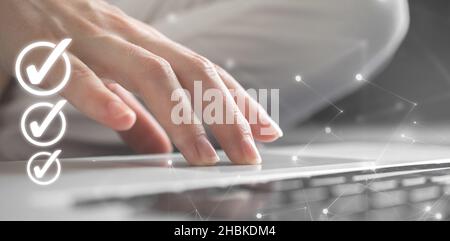 Person arbeitet mit, um Liste auf Laptop zu Hause zu tun. Planung des neuen Jahres, Kennzeichnung Checkliste Konzept Hintergrundbild Foto Stockfoto