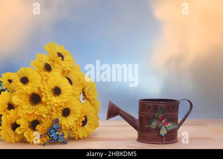 Gelbe Blumen und Metall-Wasser kann mit Blue Sky Hintergrund Stockfoto