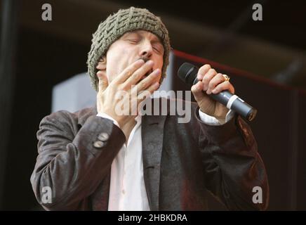 Tim Booth of James tritt beim Isle of Wight Festival 2008 im Seaclose Park auf der Isle of Wight auf. Stockfoto