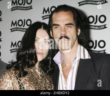 Nick Cave und seine Frau Susie Bick nahmen an der Preisverleihung der Mojo Honors List in der Brauerei im Osten Londons Teil. Stockfoto