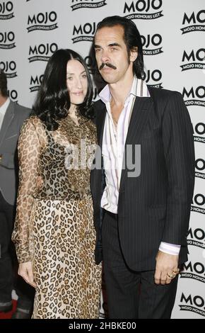 Nick Cave und seine Frau Susie Bick nahmen an der Preisverleihung der Mojo Honors List in der Brauerei im Osten Londons Teil. Stockfoto