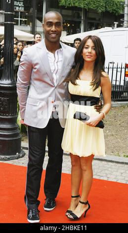 Simon Webbe und Freundin Layla kommen zur britischen Filmpremiere von Hancock im Vue West End, London Stockfoto