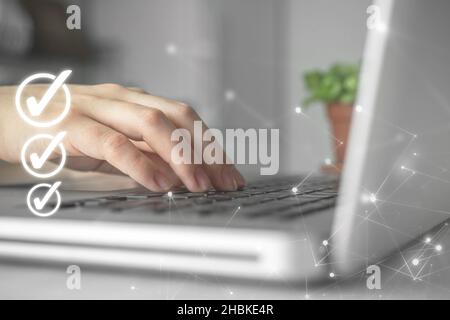 Person arbeitet mit, um Liste auf Laptop zu Hause zu tun. Planung des neuen Jahres, Kennzeichnung Checkliste Konzept Hintergrundbild Foto Stockfoto