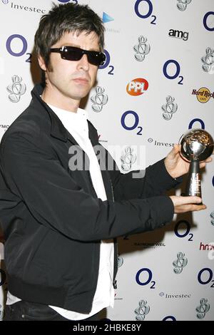 Noel Gallager of Oasis mit dem O2 Silver Clef Award im Hilton Hotel im Zentrum von London. Stockfoto