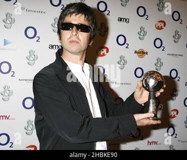 Noel Gallager of Oasis mit dem O2 Silver Clef Award im Hilton Hotel im Zentrum von London. Stockfoto