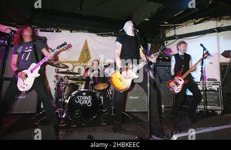 Die Rockband The Stone Gods treten beim Start der Classic Rock Magazine Roll of Honor Nominations 2008 an der Borderline im Zentrum von London auf. Stockfoto