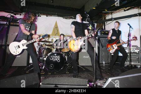 Die Rockband The Stone Gods treten beim Start der Classic Rock Magazine Roll of Honor Nominations 2008 an der Borderline im Zentrum von London auf. Stockfoto