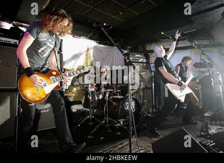 Die Rockband The Stone Gods treten beim Start der Classic Rock Magazine Roll of Honor Nominations 2008 an der Borderline im Zentrum von London auf. Stockfoto