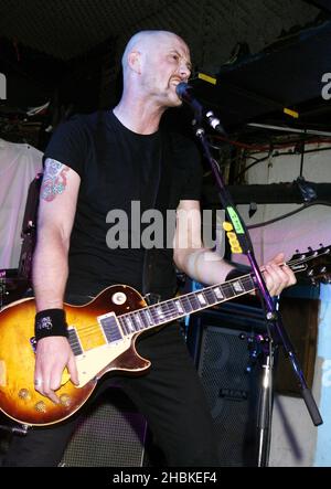 Die Rockband The Stone Gods treten beim Start der Classic Rock Magazine Roll of Honor Nominations 2008 an der Borderline im Zentrum von London auf. Stockfoto