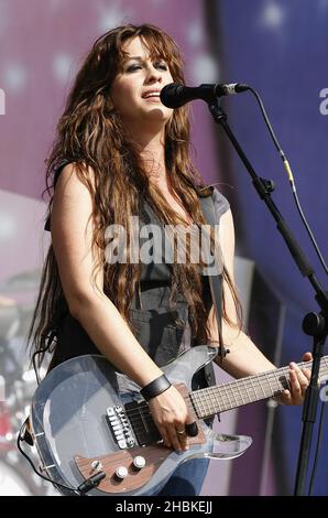 Alanis Morissette tritt beim V Festival, Hylands Park, Chelmsford, Essex auf. Stockfoto