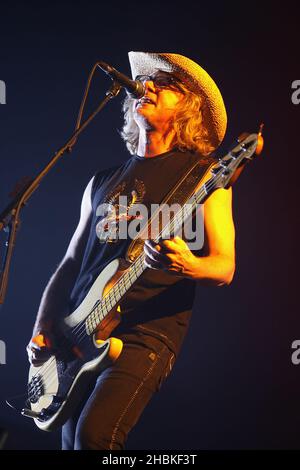 Mike Mills von REM tritt im Twickenham Rugby Stadium, London, auf. Stockfoto