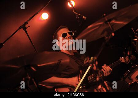 Jules De Martino von Ting Tings tritt im Shepherd's Bush Empire in London auf. Stockfoto