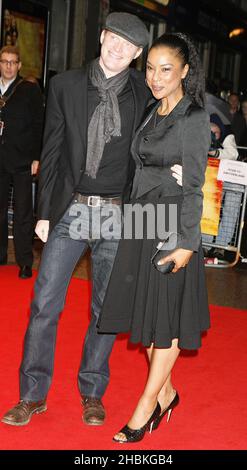 Paul Bettany und Sophie Okenodo kommen zur Secret Life of Bees Premiere im Odeon 2 West End, Leicester Square, London. Stockfoto