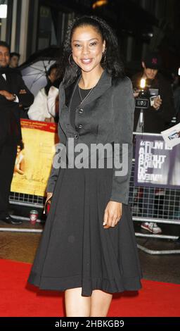 Sophie Okenodo kommt bei der Secret Life of Bees Premiere im Odeon 2 West End, Leicester Square, London an. Stockfoto