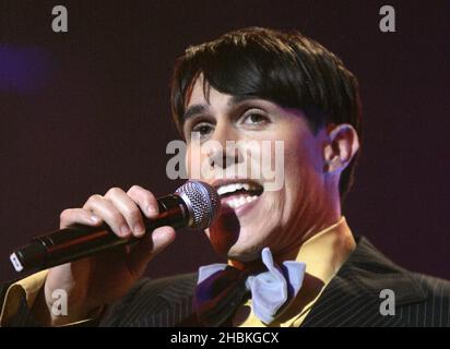 Sam Sparrow tritt bei den BBC Electric Proms 2008 - Saturday Night Fever im Roundhouse, Chalk Farm auf. Stockfoto