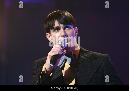 Sam Sparrow tritt bei den BBC Electric Proms 2008 - Saturday Night Fever im Roundhouse, Chalk Farm auf. Stockfoto