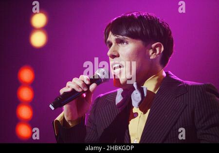 Sam Sparrow tritt bei den BBC Electric Proms 2008 - Saturday Night Fever im Roundhouse, Chalk Farm auf. Stockfoto