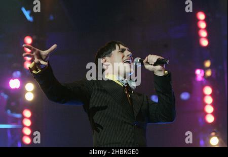 Sam Sparrow tritt bei den BBC Electric Proms 2008 - Saturday Night Fever im Roundhouse, Chalk Farm auf. Stockfoto