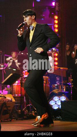 Sam Sparrow tritt bei den BBC Electric Proms 2008 - Saturday Night Fever im Roundhouse, Chalk Farm auf. Stockfoto