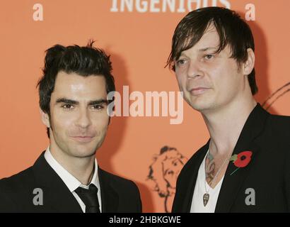 Die Stereophonics kommen beim Music Industry Trusts' Award 2008 im Grosvenor Hotel, Park Lane im Zentrum von London an. Stockfoto