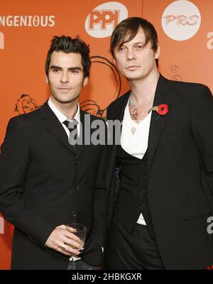 Die Stereophonics kommen beim Music Industry Trusts' Award 2008 im Grosvenor Hotel, Park Lane im Zentrum von London an. Stockfoto