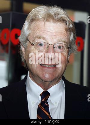 Jerry Springer bei einer Fotoansage, um sein Bühnendebüt als Billy Flynn im Musical Chicago am Cambridge Theatre in London bekannt zu geben. Stockfoto