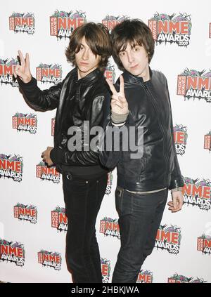 Alex Turner und The Last Shadow Puppets kommen bei den NME Awards der Academy 02 in Brixton, London, an. Stockfoto