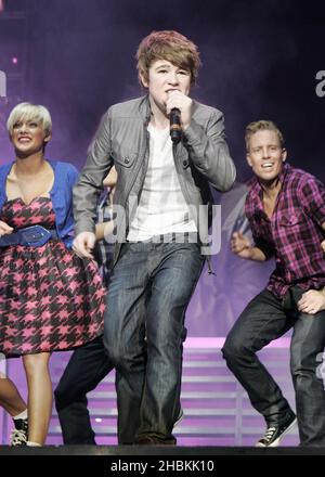 Eoghan Quigg tritt im Rahmen der X Factor Live Tour 2009 in der Wembley Arena, London, auf Stockfoto