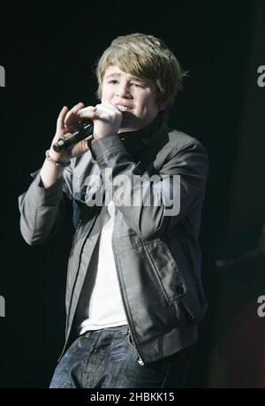 Eoghan Quigg tritt im Rahmen der X Factor Live Tour 2009 in der Wembley Arena, London, auf Stockfoto