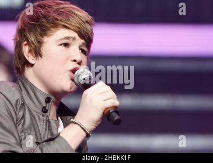 Eoghan Quigg tritt im Rahmen der X Factor Live Tour 2009 in der Wembley Arena, London, auf Stockfoto