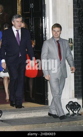 Gary Barlow besucht Premierminister Gordon Brown in der Downing Street 10. Die Stars der Great Red Nose BT Kili Climb besuchen 10 Downing Street, um den Premierminister zu treffen, nachdem sie den höchsten Gipfel Afrikas erklimmen haben, um Geld für Comic Relief zu sammeln. Stockfoto