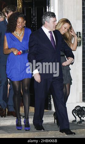 Premierminister Gordon Brown mit Alesha Dixon und Kimberley Walsh in der Downing Street 10. Die Stars der Great Red Nose BT Kili Climb besuchen 10 Downing Street, um den Premierminister zu treffen, nachdem sie den höchsten Gipfel Afrikas erklimmen haben, um Geld für Comic Relief zu sammeln. Stockfoto