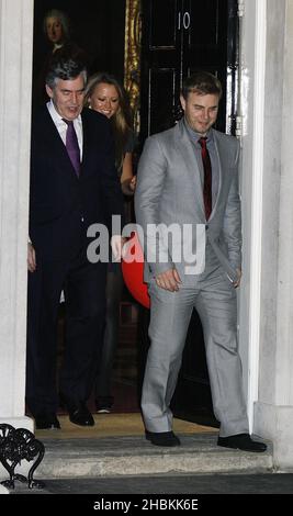 The Great Red Nose BT Kili Climb Prominente besuchen 10 Downing Street, um den Premierminister zu treffen, nachdem sie Afrikas höchsten Gipfel erklimmen haben, um Geld für Comic Relief zu sammeln. Stockfoto