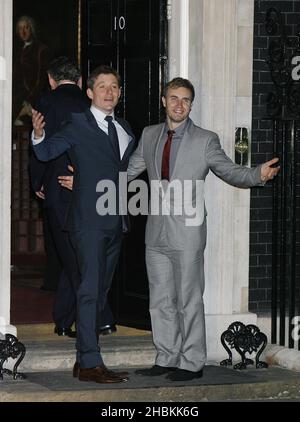 Ben Shepherd und Gary Barlow in der Downing Street 10. Die Stars der Great Red Nose BT Kili Climb besuchen 10 Downing Street, um den Premierminister zu treffen, nachdem sie den höchsten Gipfel Afrikas erklimmen haben, um Geld für Comic Relief zu sammeln. Stockfoto