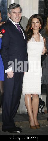 Gordon Brown mit Cheryl Cole vor der Downing Street 10. The Great Red Nose BT Kili Climb Prominente besuchen 10 Downing Street, um den Premierminister zu treffen, nachdem sie Afrikas höchsten Gipfel erklimmen haben, um Geld für Comic Relief zu sammeln. Stockfoto