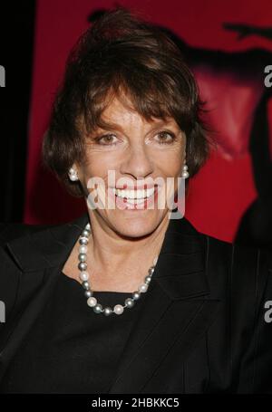 Esther Rantzen bei der Aufführung von Dirty Dancing 1000th im Aldwych Theatre im Zentrum von London. Stockfoto