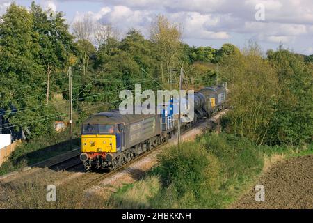 Ein Paar Direct Rail Services Class 57S mit den Nummern 57012 und 57007 Top und Tailing Rail Head Treatment Train in Weeley auf der Clacton Branch. Stockfoto