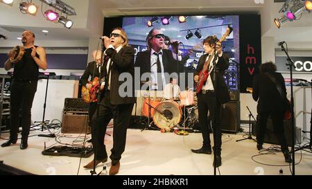 John Povey, Phil May und Frank Holland von The Pretty Things spielen mit seiner Band bei der Bekanntgabe der Mojo Honors List Nominierten 2009 in der HMV Oxford Street, London. Stockfoto