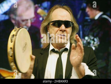 Phil May von The Pretty Things tritt mit seiner Band bei der Bekanntgabe der Mojo Honors List Nominierten 2009 in der HMV Oxford Street, London, auf. Stockfoto