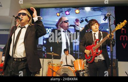 Phil May von The Pretty Things tritt mit seiner Band bei der Bekanntgabe der Mojo Honors List Nominierten 2009 in der HMV Oxford Street, London, auf. Stockfoto