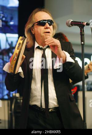 Phil May von The Pretty Things tritt mit seiner Band bei der Bekanntgabe der Mojo Honors List Nominierten 2009 in der HMV Oxford Street, London, auf. Stockfoto