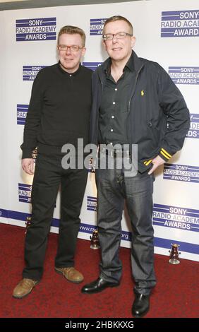 Die Verkünder kommen bei den Sony Radio Academy Awards im Grosvenor Hotel in London an Stockfoto