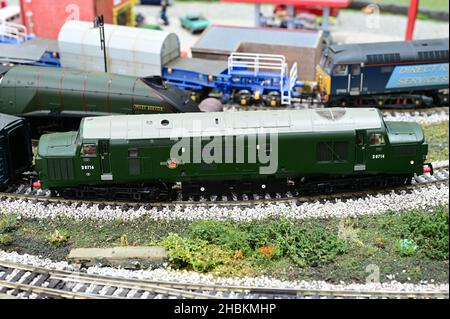 Crawley, West Sussex, Großbritannien-Dezember 20 2021: Ein Modell einer frühen Version eines Dieselmotors der Klasse 37, der auf britischen Eisenbahnen eingesetzt wird. Stockfoto