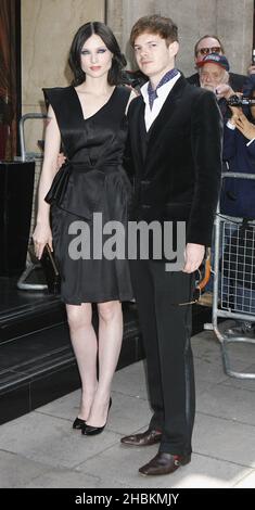 Sophie Ellis Bextor und Richard Jones kommen bei den Ivor Novello Awards 54th im Grosvenor House, Park Lane London an Stockfoto