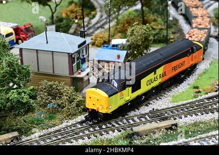 Crawley, West Sussex, UK-December 20 2021: Ein Modell einer Diesellokomotive der Baureihe 37 vom Typ 4, die auf britischen Eisenbahnen eingesetzt wird. Stockfoto