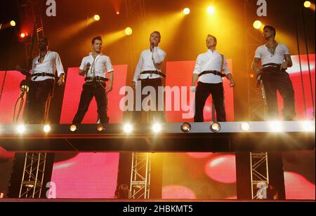 (Links - rechts) Shane Lynch, Ronan Keating, Stephen Gately, Mikey Graham und Keith Duffy von Boyzone treten in der Wembley Arena, London, auf Stockfoto