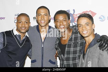 (L-R) Jonathan Gill, Marvin Humes, Oritse Williams und Aston Merrygold von JLS beim Capital 95.8 Summertime Ball mit Barclaycard im Emirates Stadium, London. Stockfoto