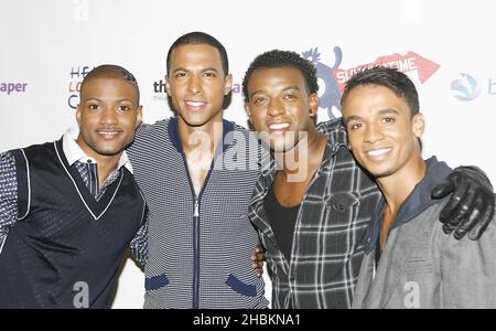 (L-R) Jonathan Gill, Marvin Humes, Oritse Williams und Aston Merrygold von JLS beim Capital 95.8 Summertime Ball mit Barclaycard im Emirates Stadium, London. Stockfoto